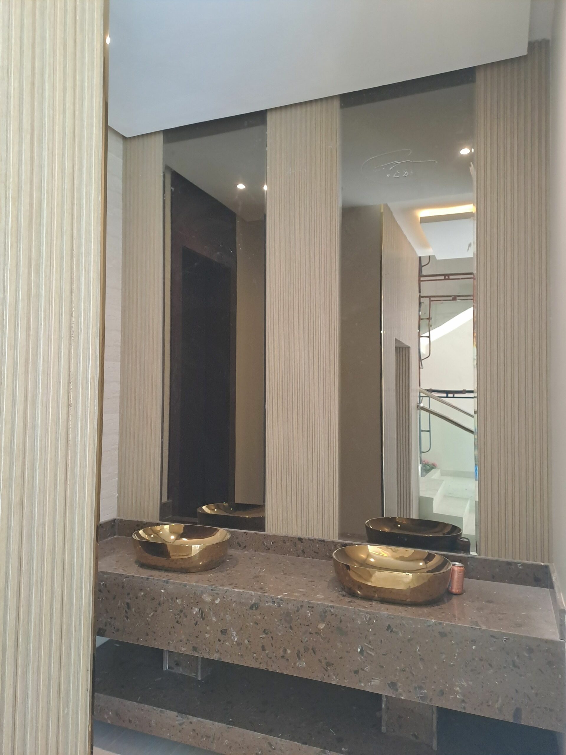 معلم دهانات النرجس العارض