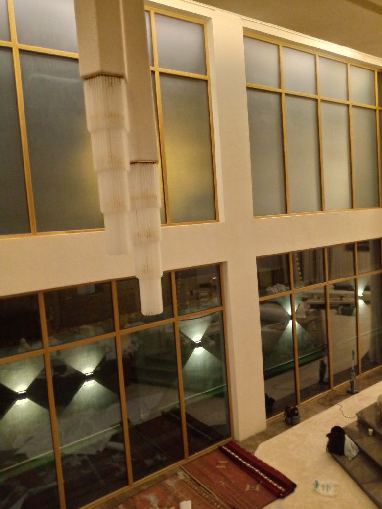 تركيب استيكرات ثلجي علا المكاتب والواجهات وتظليل الواجهات عازل حراري وتركيب حروف بارزه لوحات كلادنج