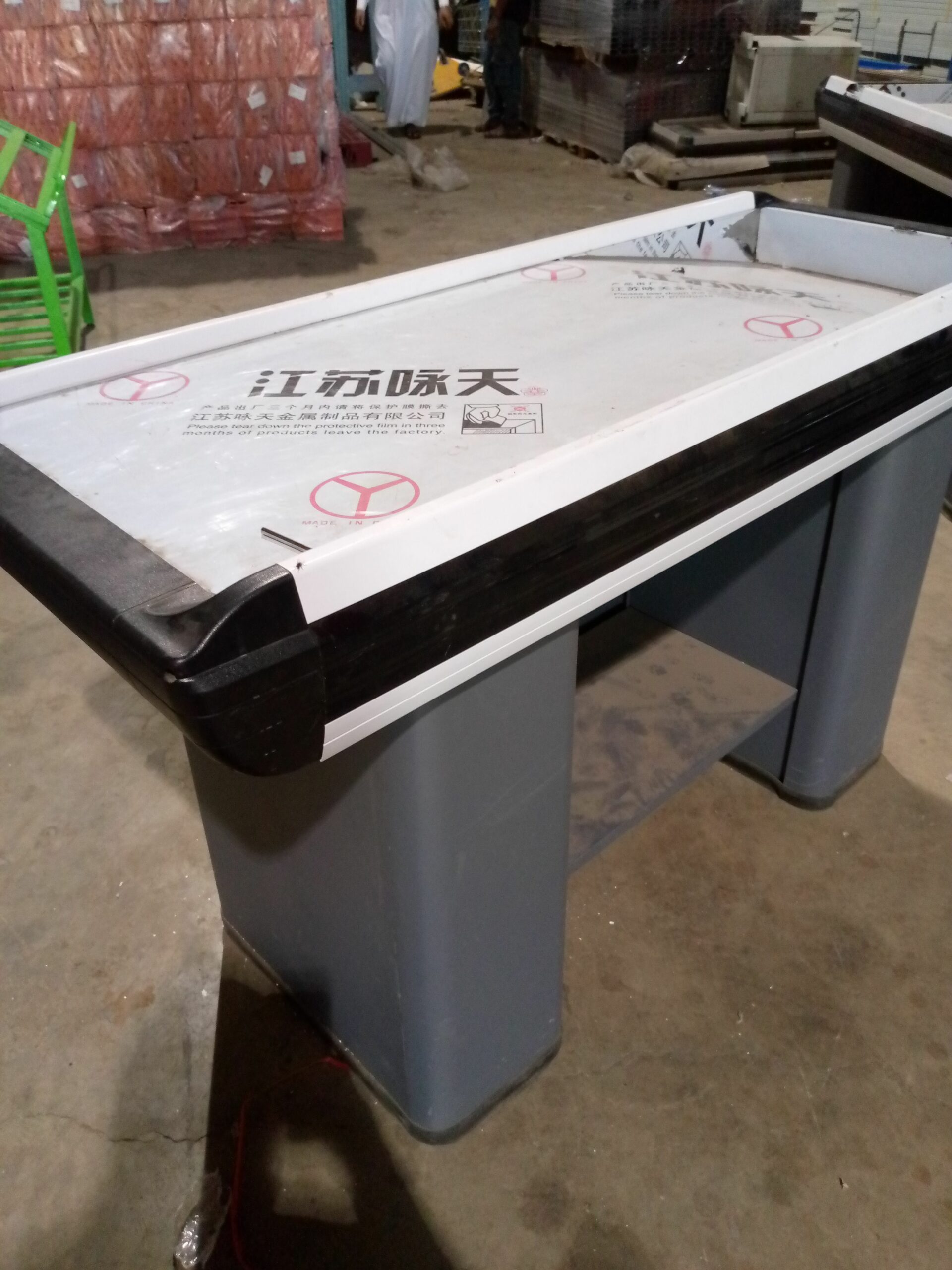 رفوف بجميع انواعها والوانها المختلفه وطبالي وعربات اتسوق