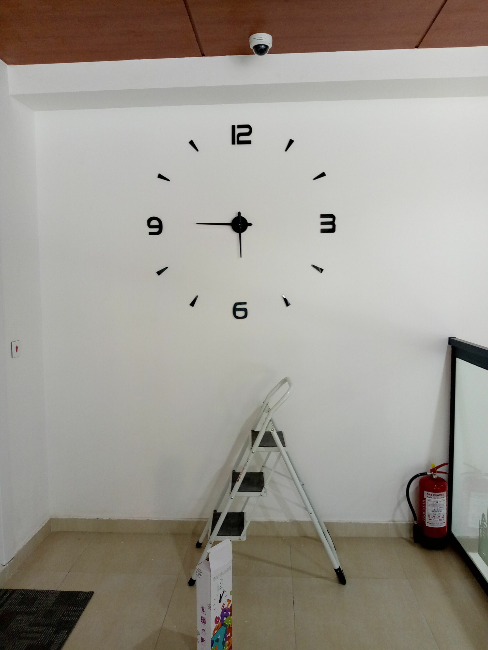 تركيب استيكرات ثلجي علا المكاتب والواجهات وتظليل الواجهات عازل حراري وتركيب حروف بارزه لوحات كلادنج