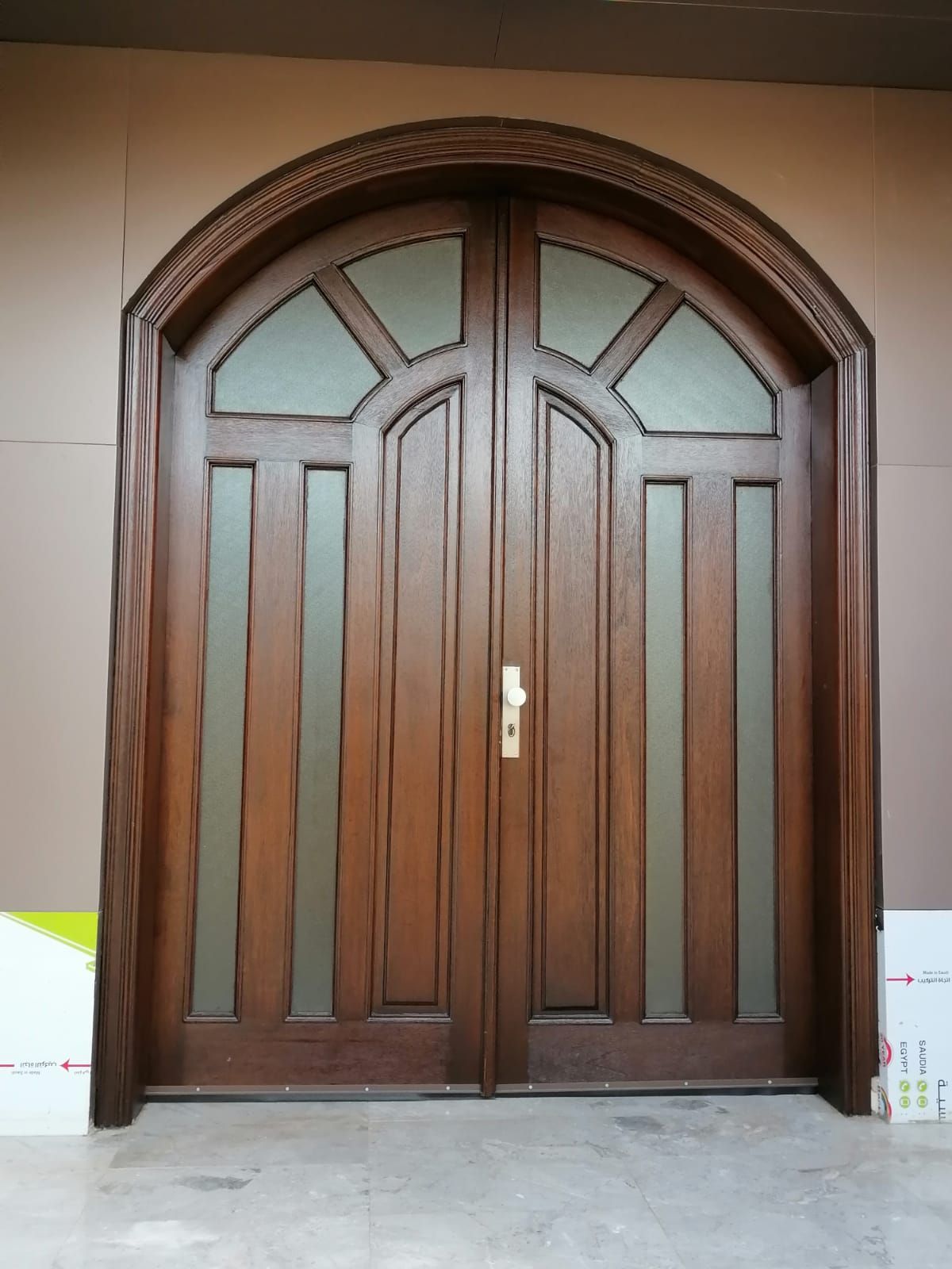 معلم دهان أنواع الخشب ابواب وغرف وديكور ومطبخ ونجار ابواب