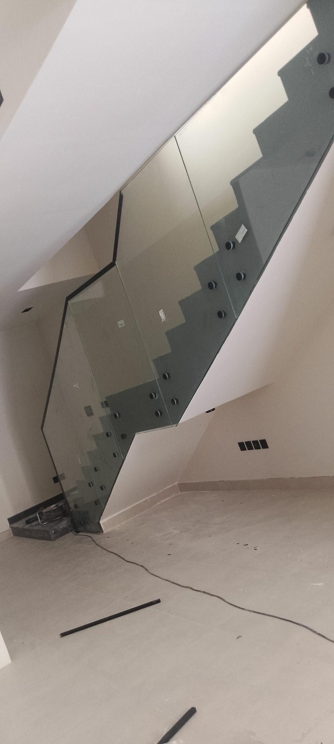 جزاز سكريت وجميع اعمال الألمنيوم والاستيل ولكلادنج