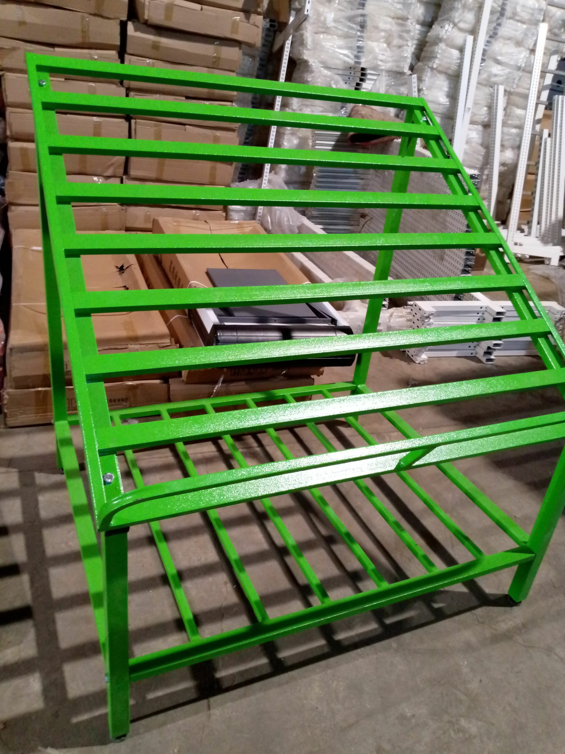 رفوف بجميع انواعها والوانها المختلفه وطبالي وعربات اتسوق