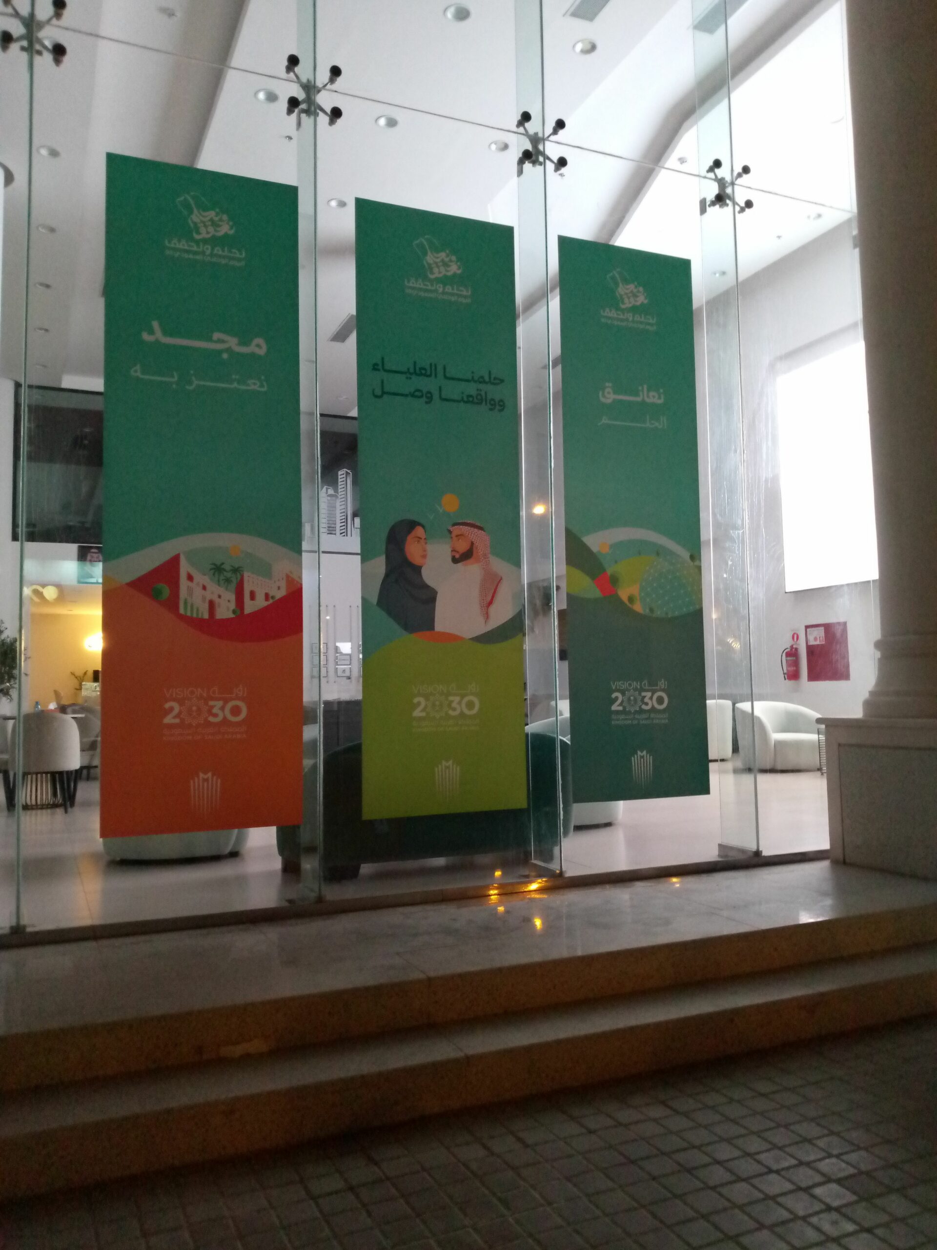 تركيب استيكرات ثلجي علا المكاتب والواجهات وتظليل الواجهات عازل حراري وتركيب حروف بارزه لوحات كلادنج