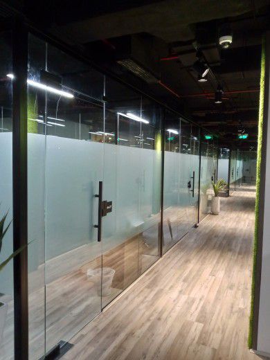 تركيب استيكرات ثلجي علا المكاتب والواجهات وتظليل الواجهات عازل حراري وتركيب حروف بارزه لوحات كلادنج