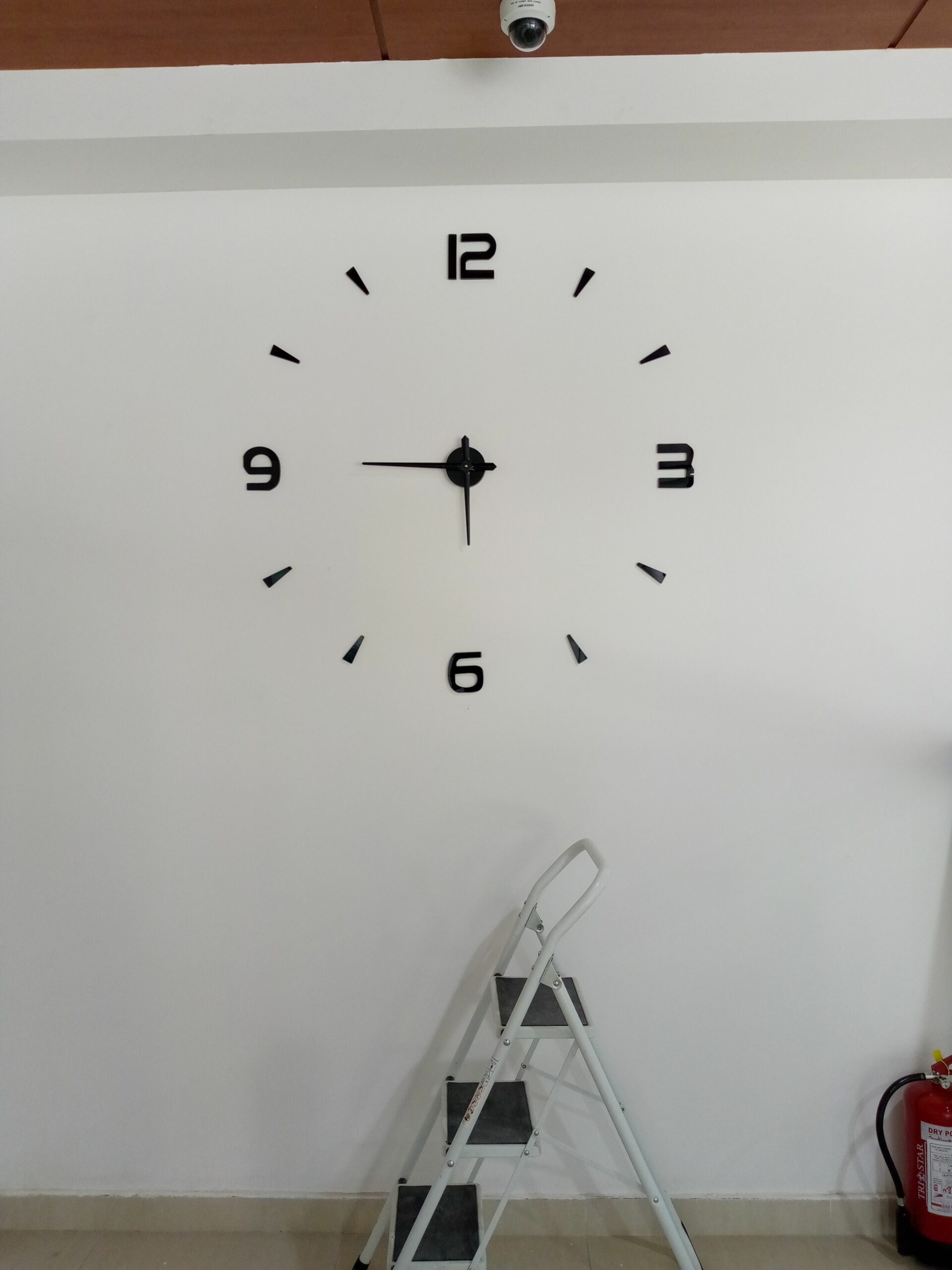 تركيب استيكرات ثلجي علا المكاتب والواجهات وتظليل الواجهات عازل حراري وتركيب حروف بارزه لوحات كلادنج