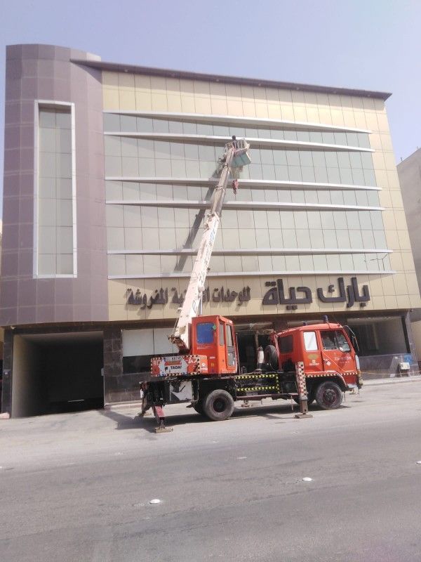 نتظيف الوجهات الزجاجيه واللوحة الدعائية