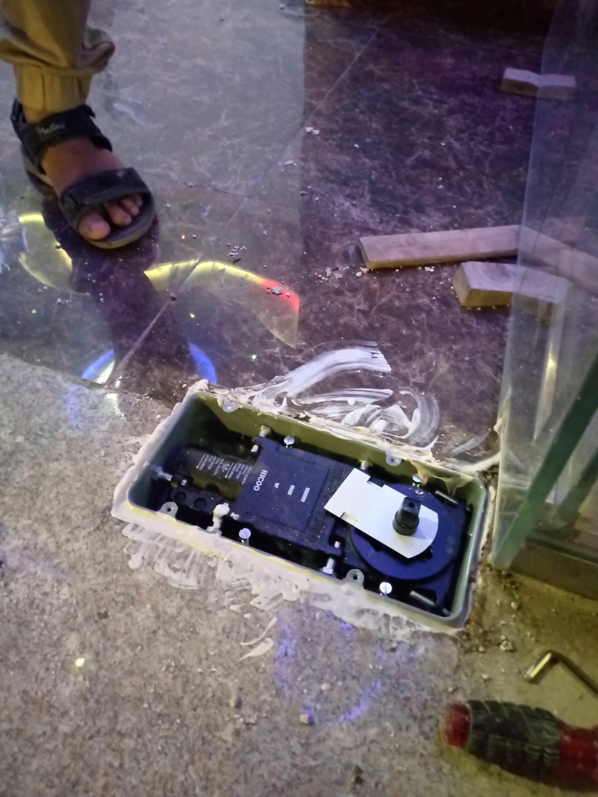 فني تركيب زجاج سكريت وصيانتها الابواب وتركيب مكائن ومفصلات