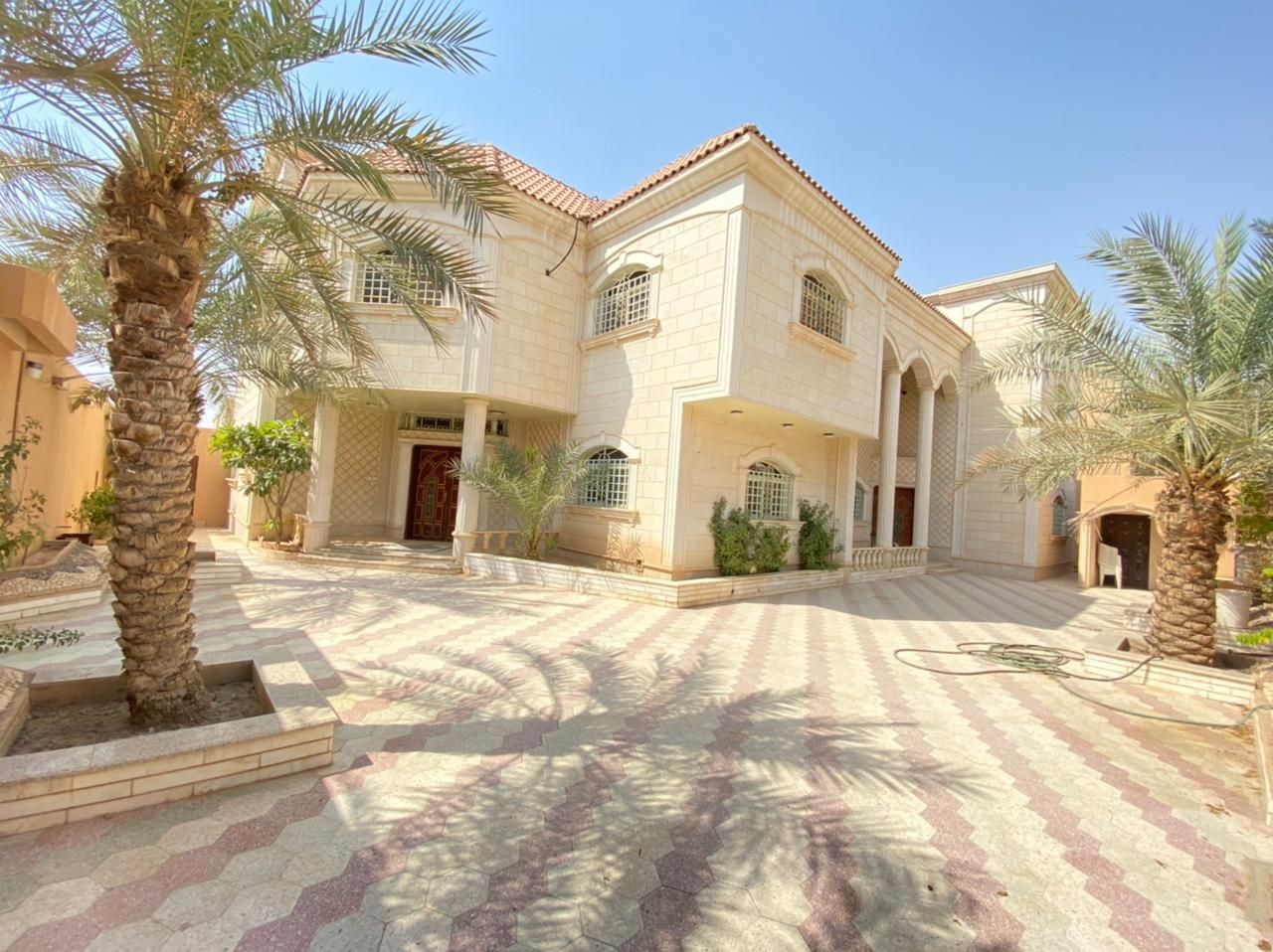 للبيــــــــع فيلا مساحة ٧٠٠ زاوية حي النفل