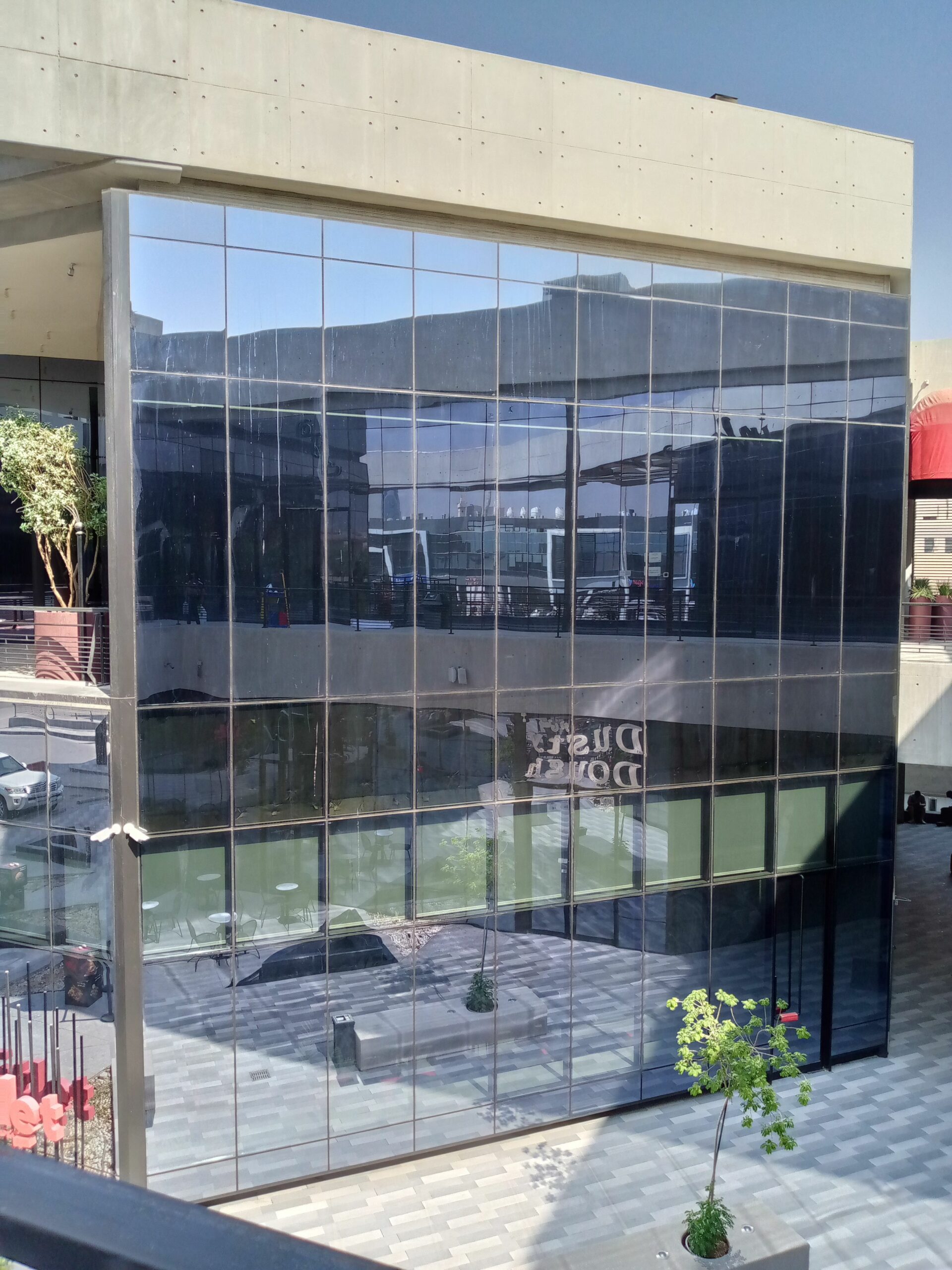 فني تركيب زجاج سكريت وصيانتها الابواب وتركيب مكائن ومفصلات