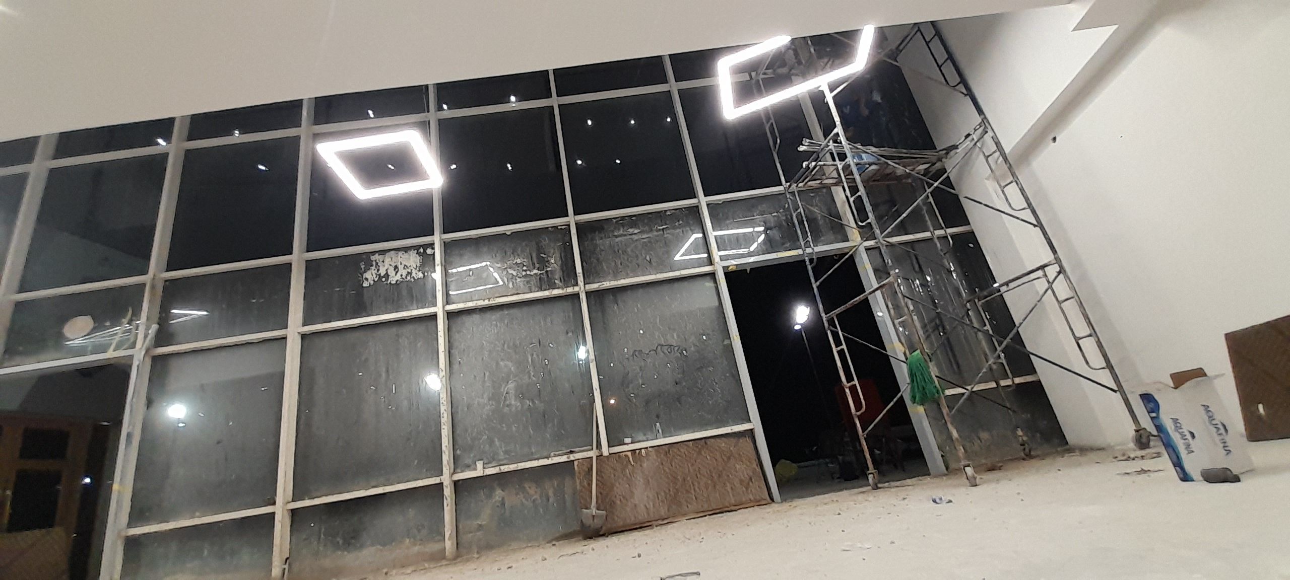 نتظيف الوجهات الزجاجيه واللوحة الدعائية