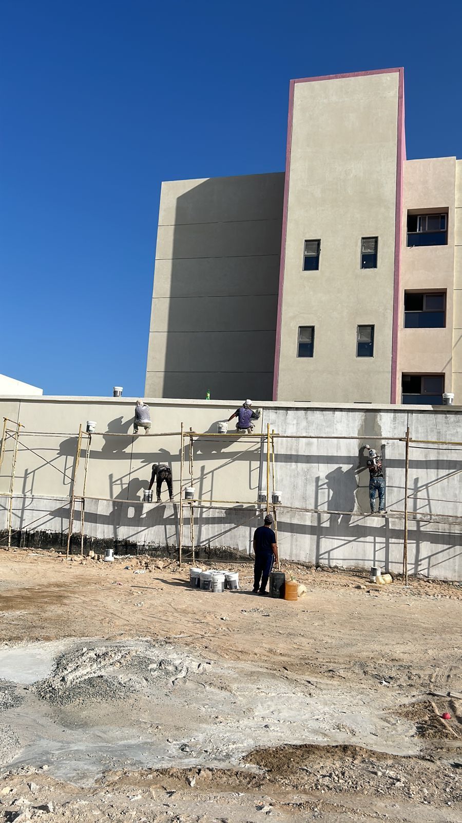 مقاولات عامة الخرسانات و التشطيبات و الترميمات دهانات عوازل و جبس بجميع أنواعه و بلاط صيانة كهرباء و سباكة