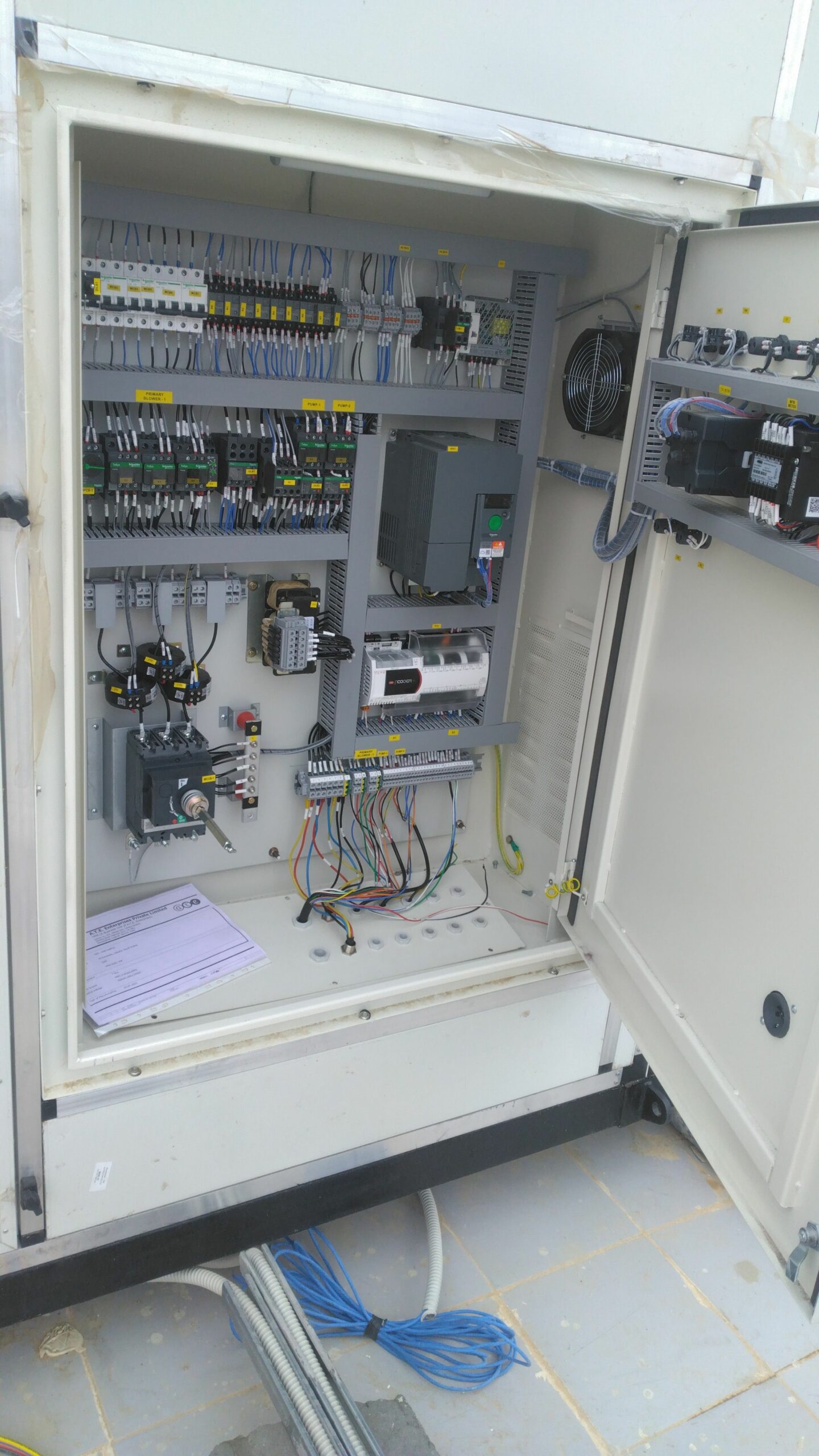 فني كهرباء وسباكه