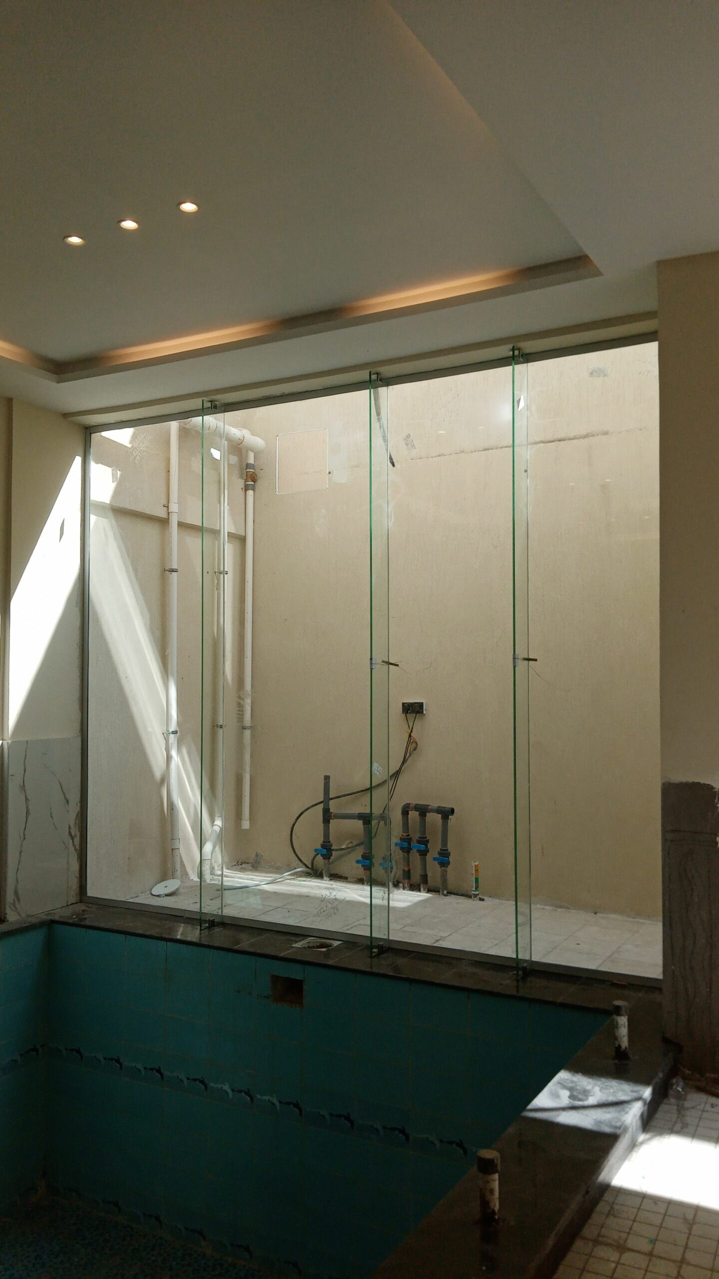 معلم للزجاج السكريت والالمنيوم