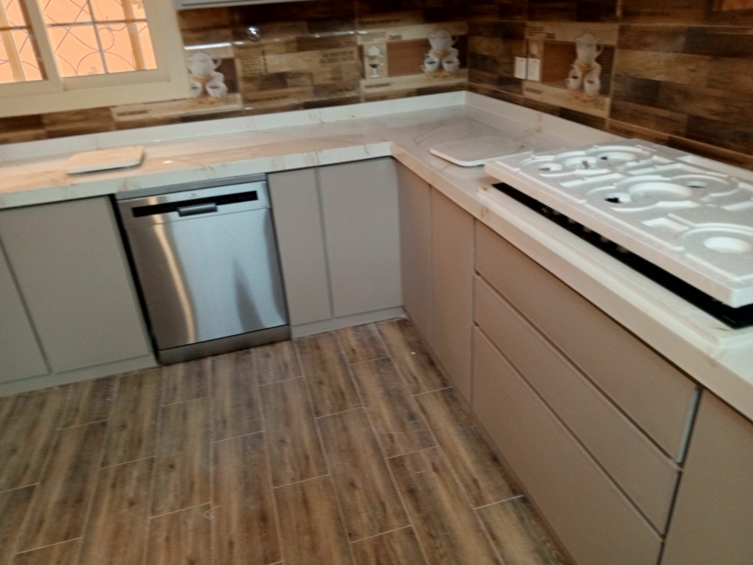 شركة ربوع الجزيره بيور ستون للرخام الصناعي والجران