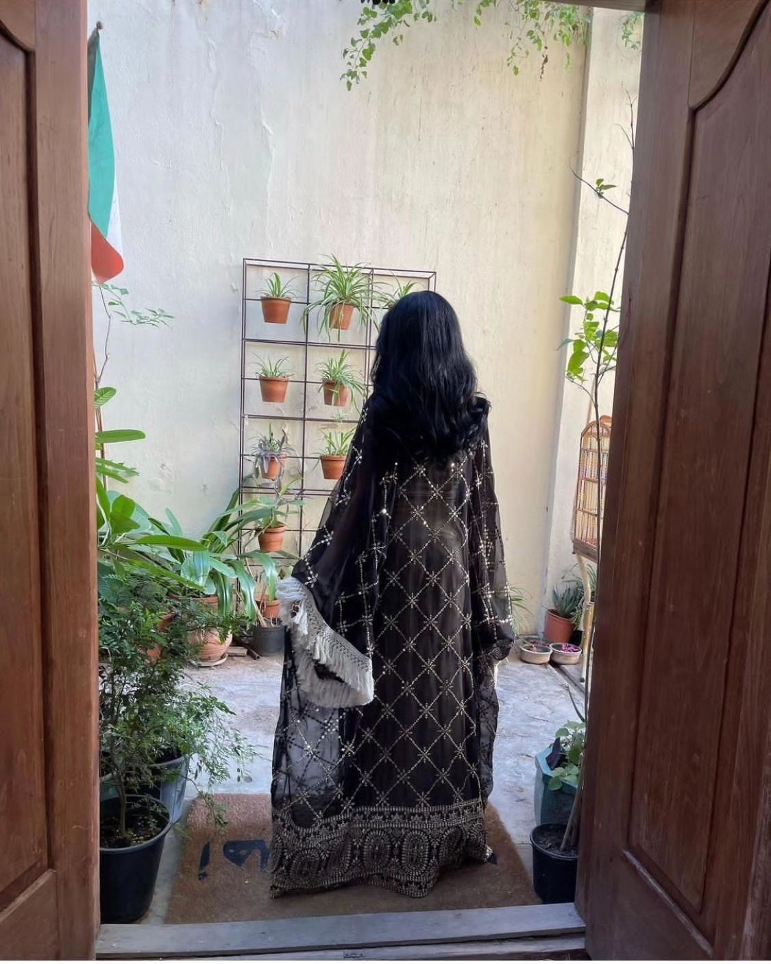 الخامه شيفون البشت مطرز والداخليه جازار