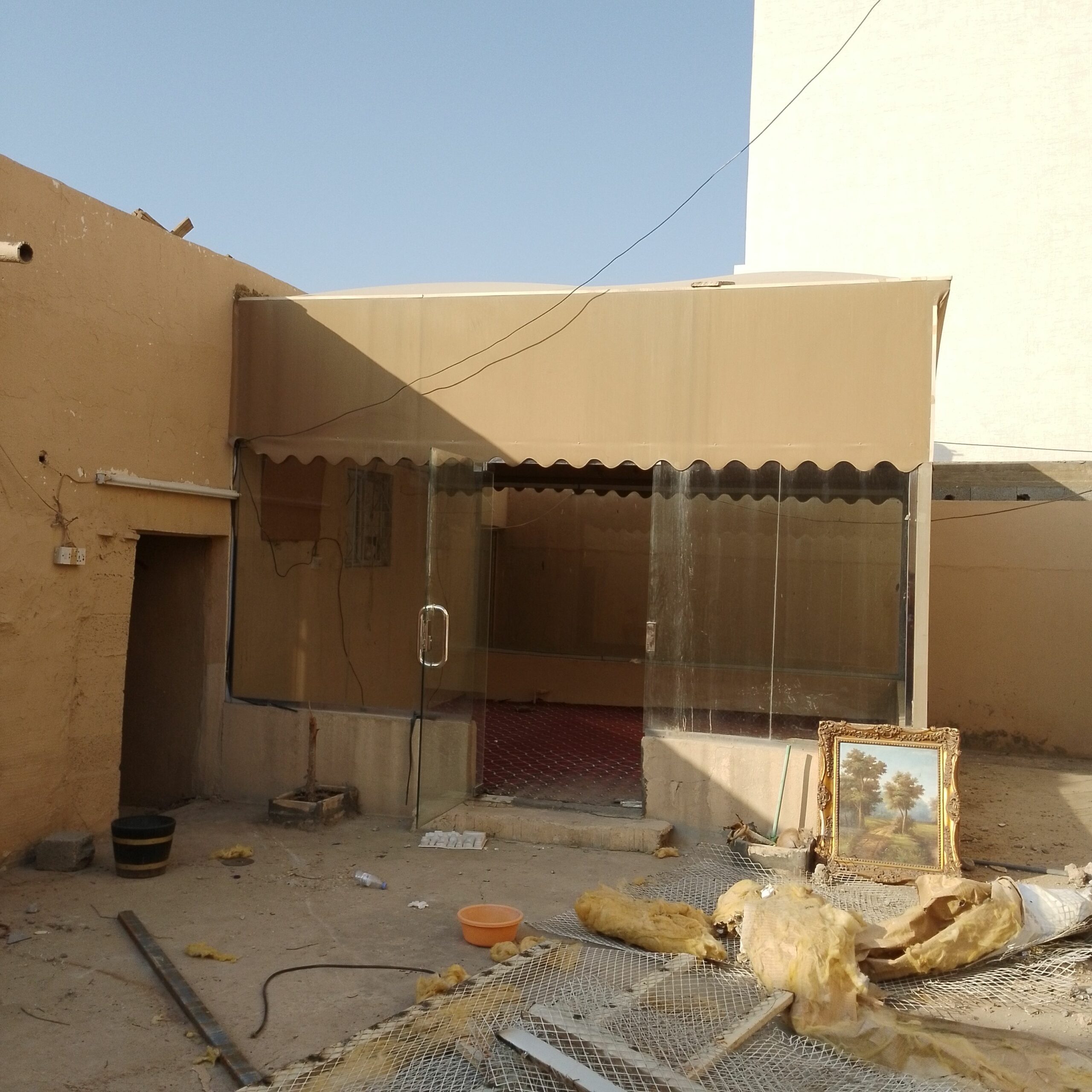 مظلات وسواتر