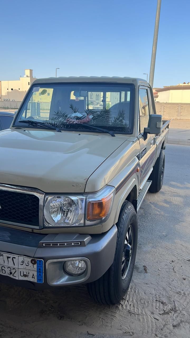 للييع تيوتا شاص الموديل 2015محدث 20 قير عادي دبل ا