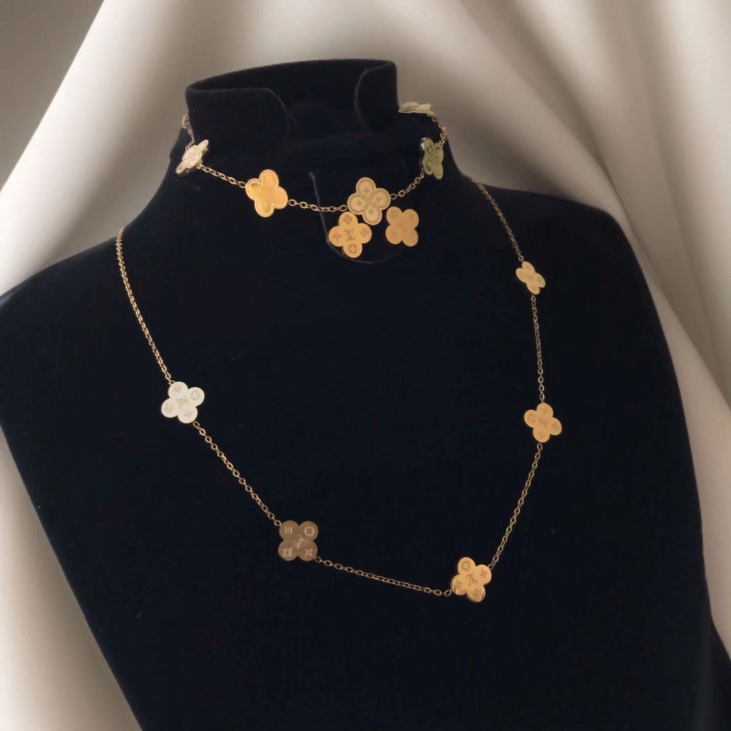 طقم اكسسوار نسائية من لويس فيتون