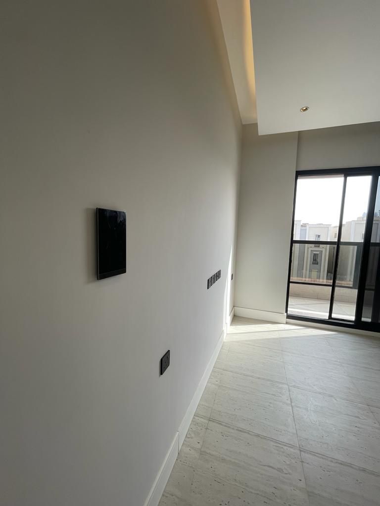 للايجار شقه بحي القيروان في عماره الدور الرابع مسا
