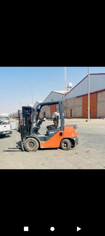 فوركلفت للإيجار بجميع انواعها وأحجامها