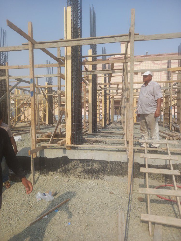 مقاول ونجار مسلح مصري