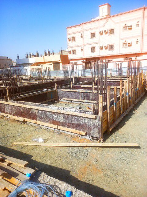 مقاول ونجار مسلح مصري