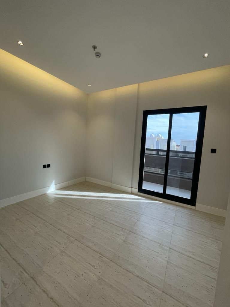 للايجار شقه بحي القيروان في عماره الدور الرابع مسا