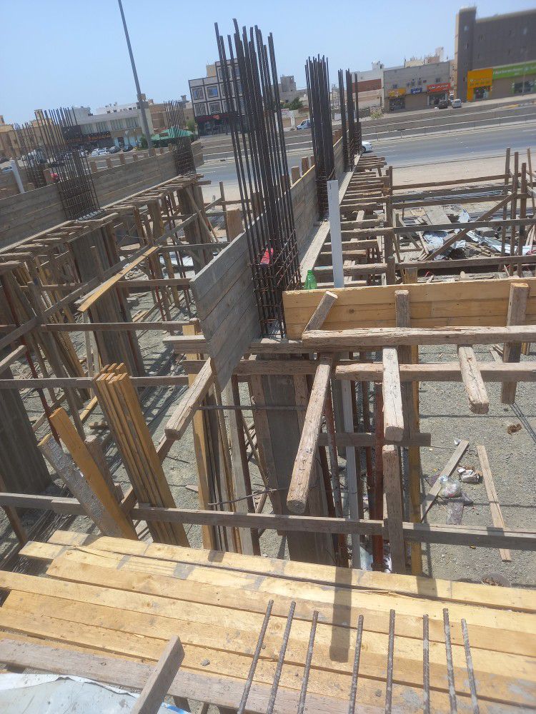 مقاول ونجار مسلح مصري