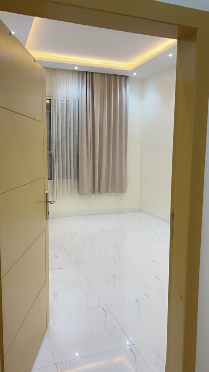 شقه نظيفه للايجار ب المهديه. الشقه دورين