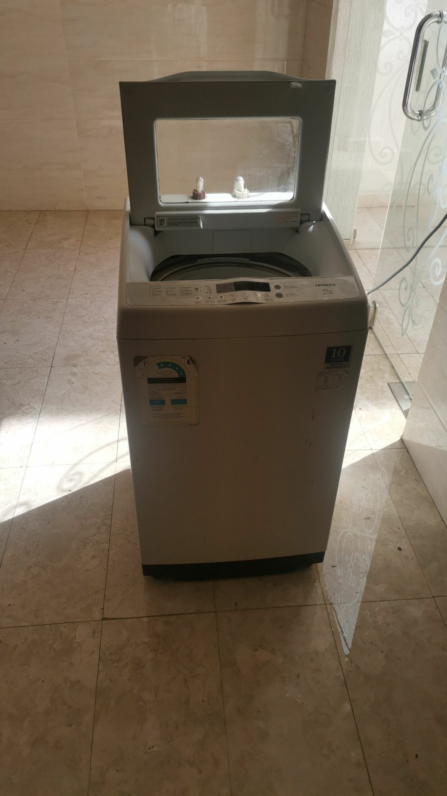 غسالة وكراسي الحمام وطاولة