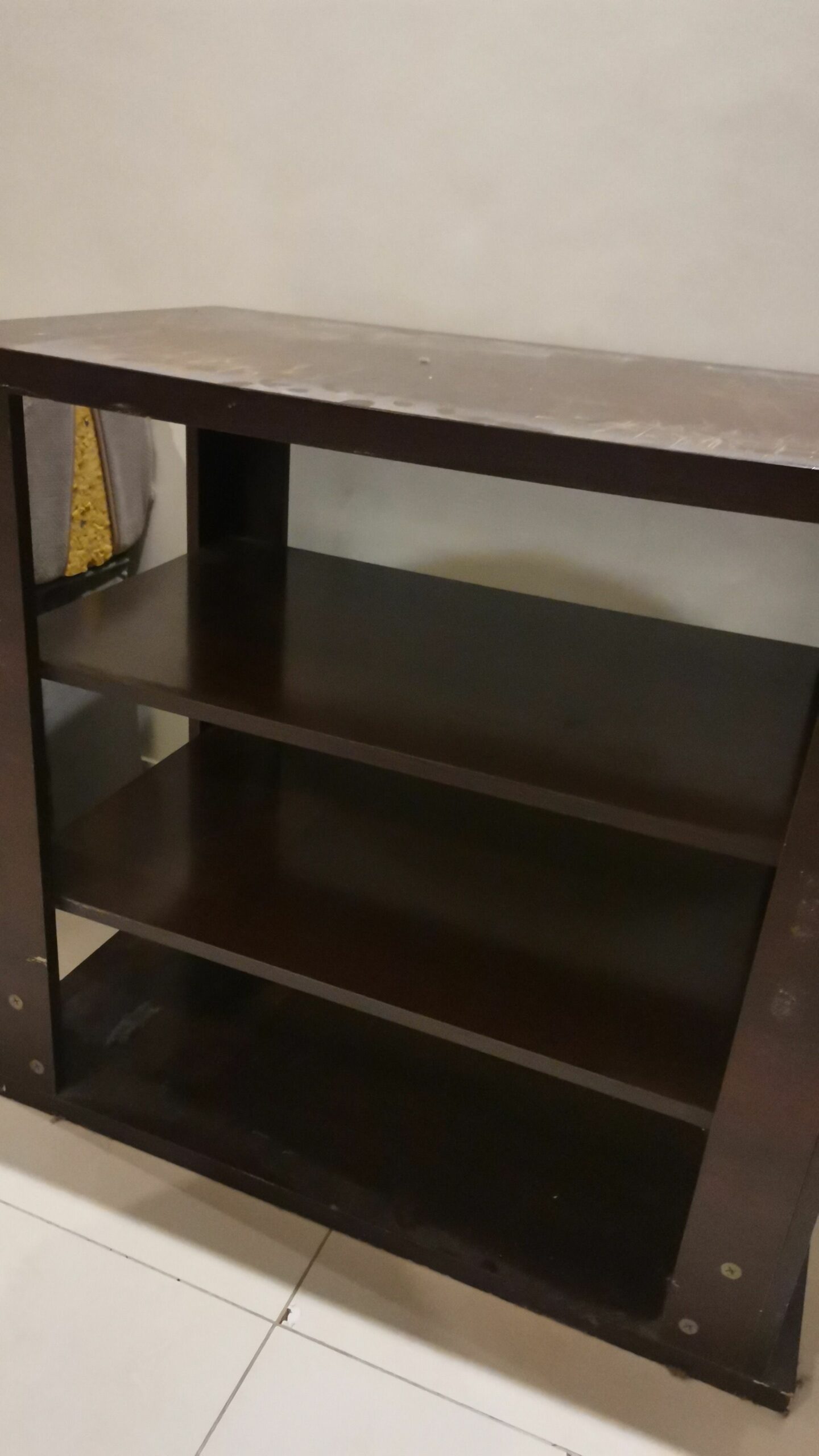 غسالة وكراسي الحمام وطاولة