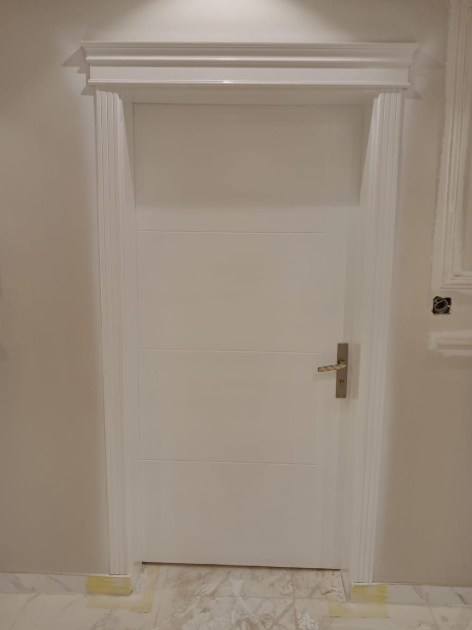 معلم دهان أنواع الخشب ابواب وغرف وديكور ومطبخ ودها