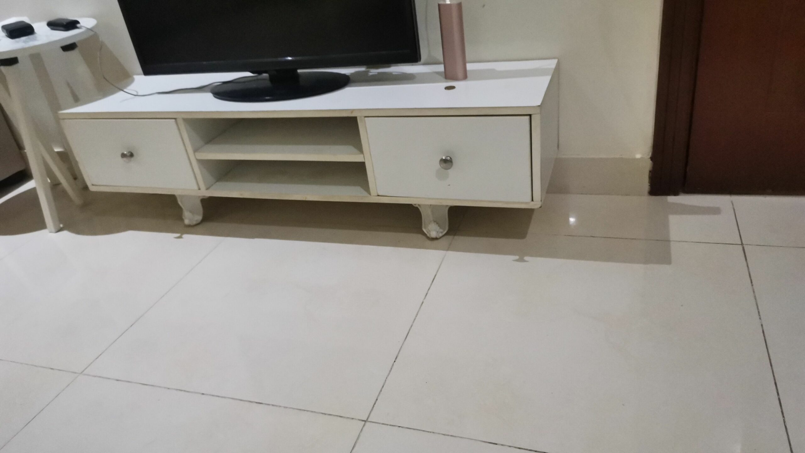 غسالة وكراسي الحمام وطاولة