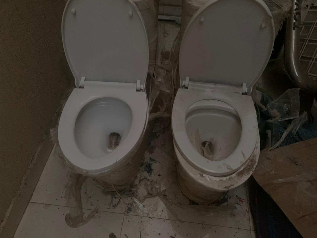 غسالة وكراسي الحمام وطاولة