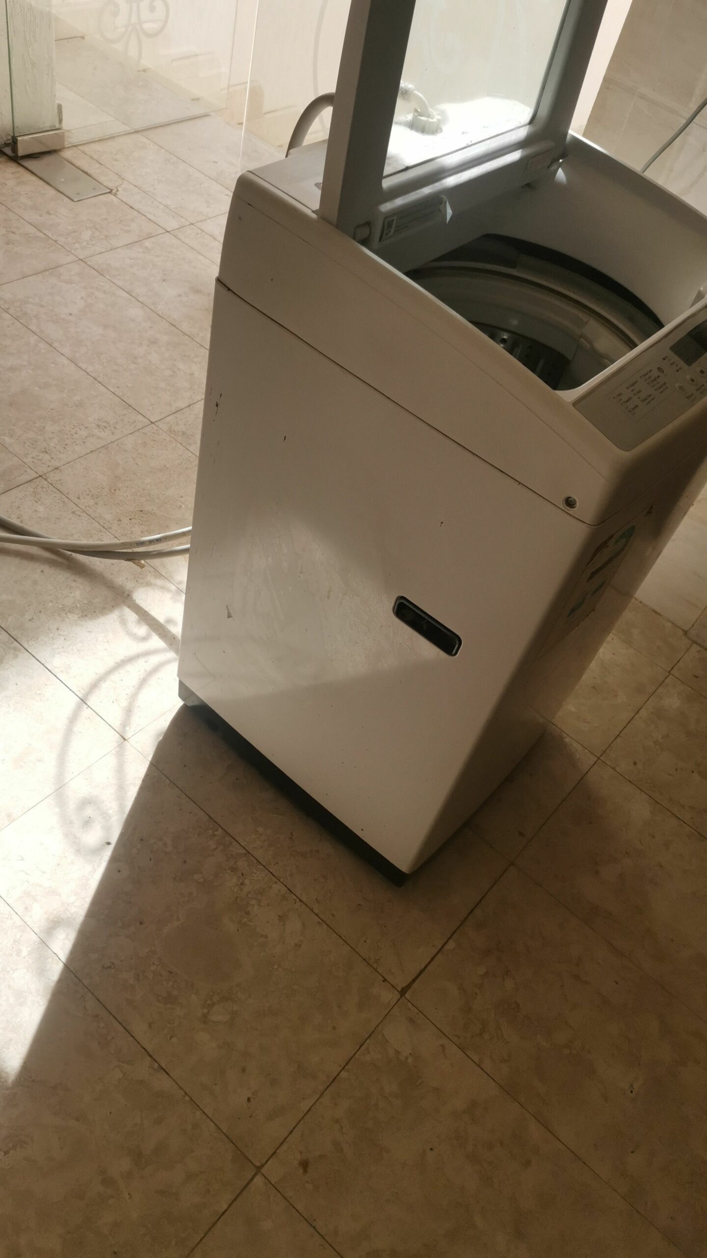 غسالة وكراسي الحمام وطاولة