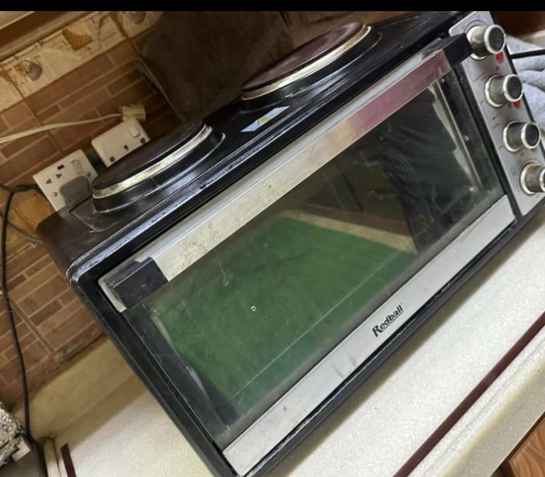 فرن مكرويف وفوقه عيون قز كهرباي شغال