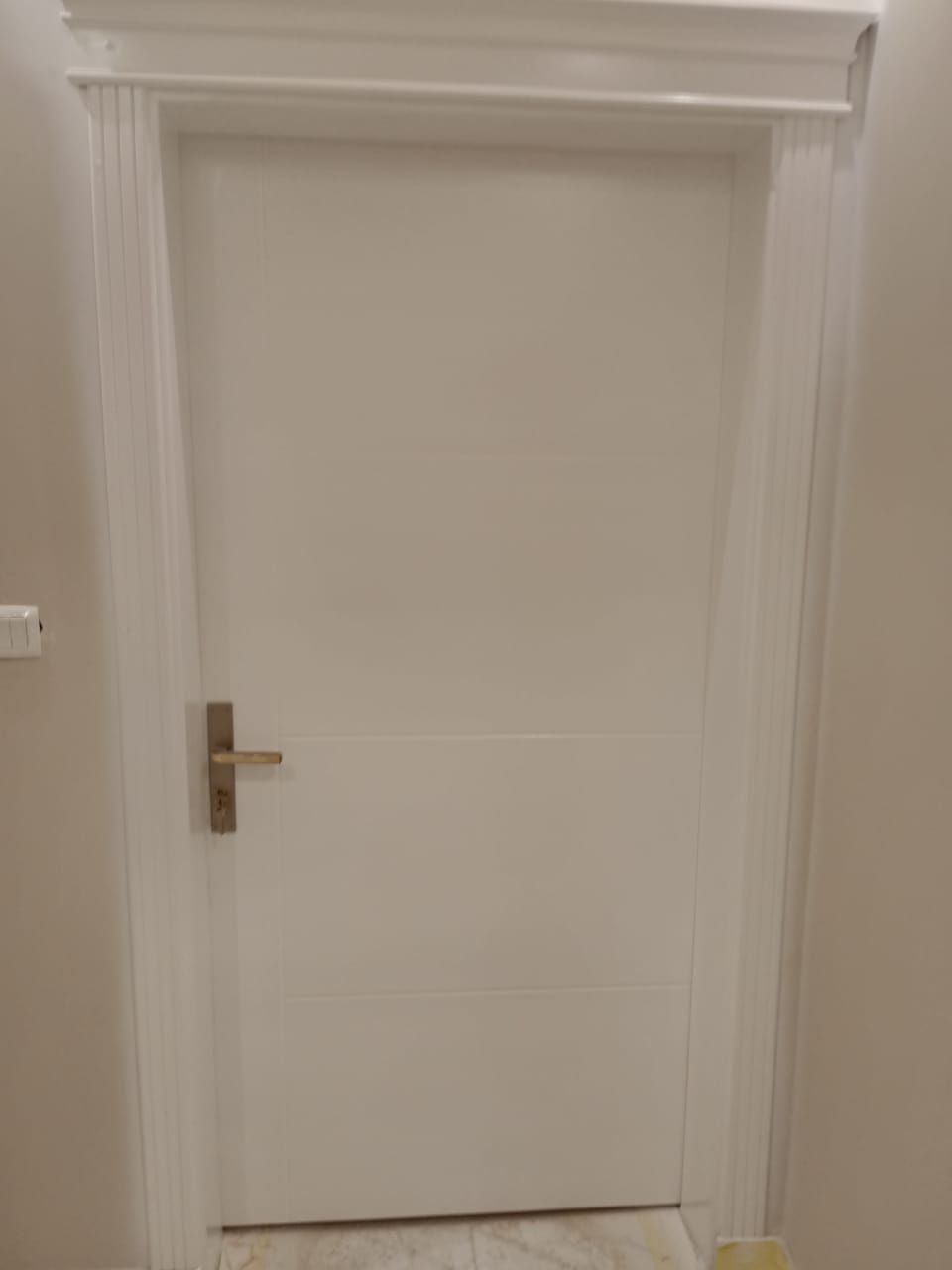 معلم دهان أنواع الخشب ابواب وغرف وديكور ومطبخ ودها