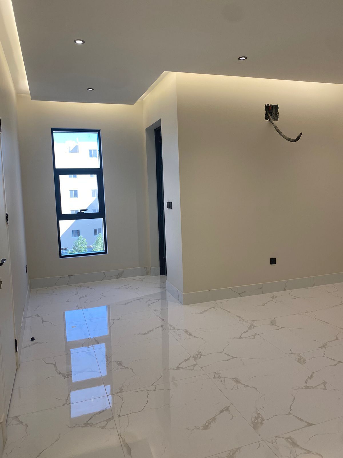 شقة جديدة بتصميم عصري “للايجار السنوي – عوائل” بحي