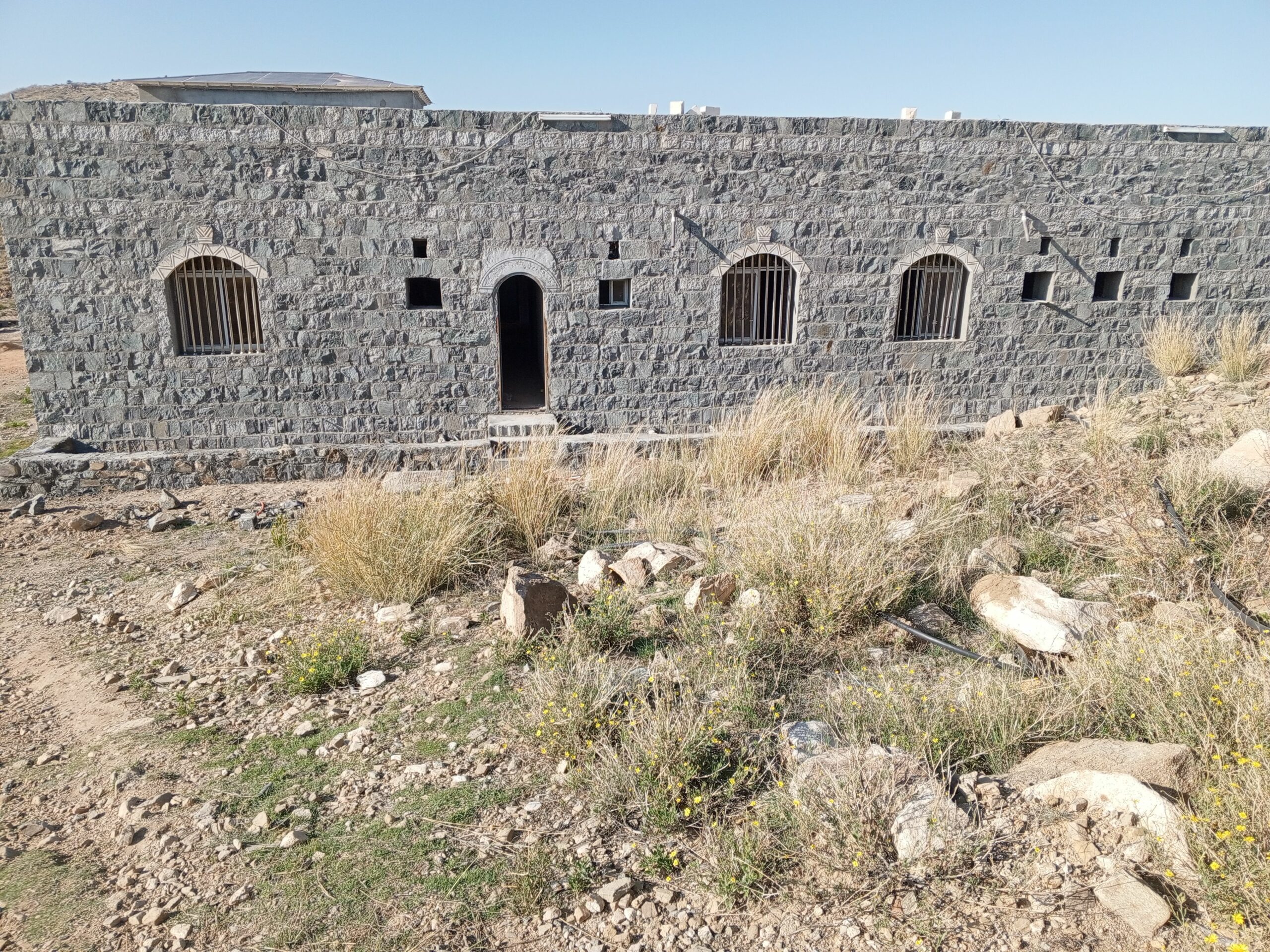 مقاول مباني حجر مجالس بوابات مجالس مشبات بيوت ربرا