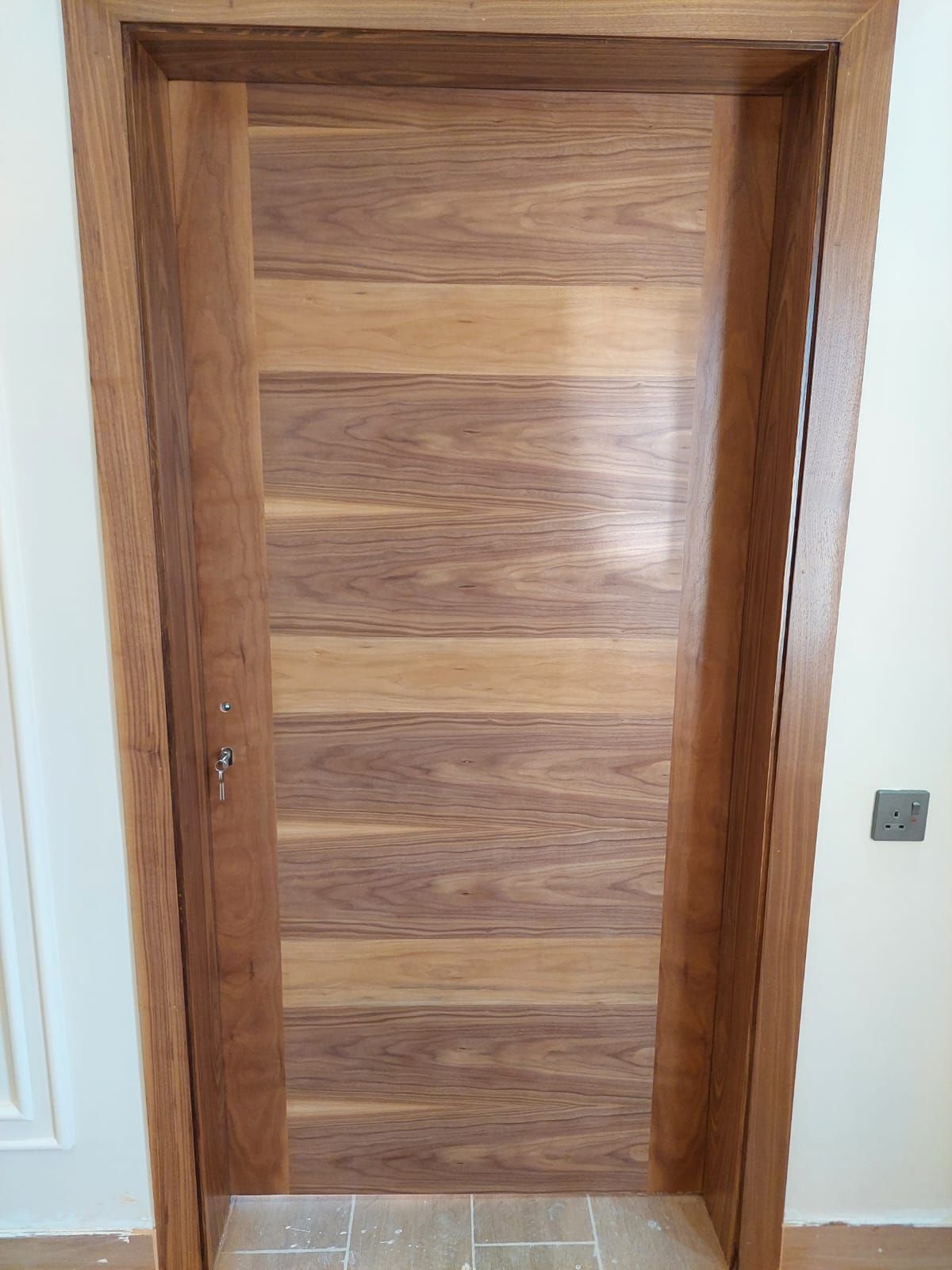 معلم دهان ونجار جميع انواع الخشب ابواب وغرف وديكور