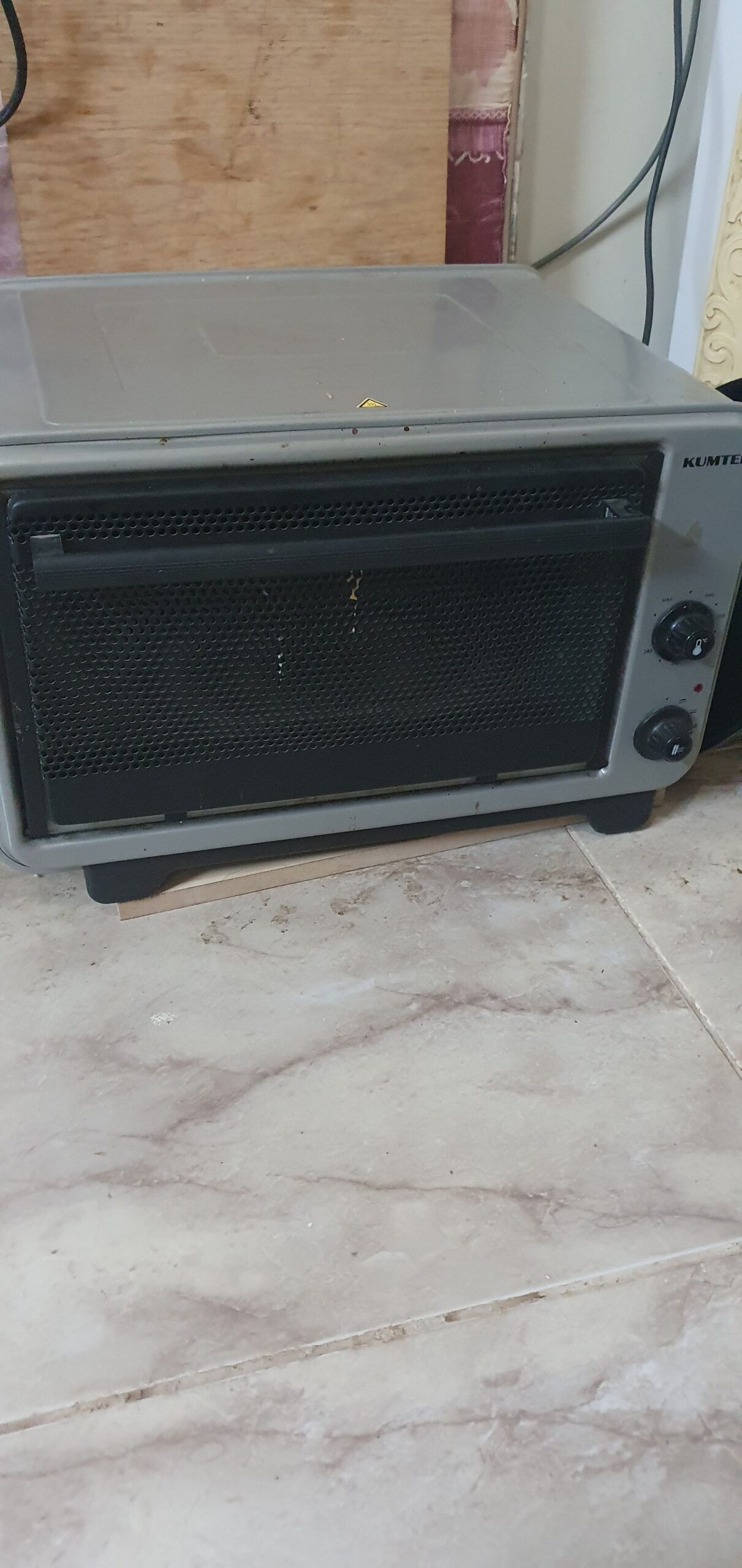 فرن بحالة ممتازة ومعه 2 صواني